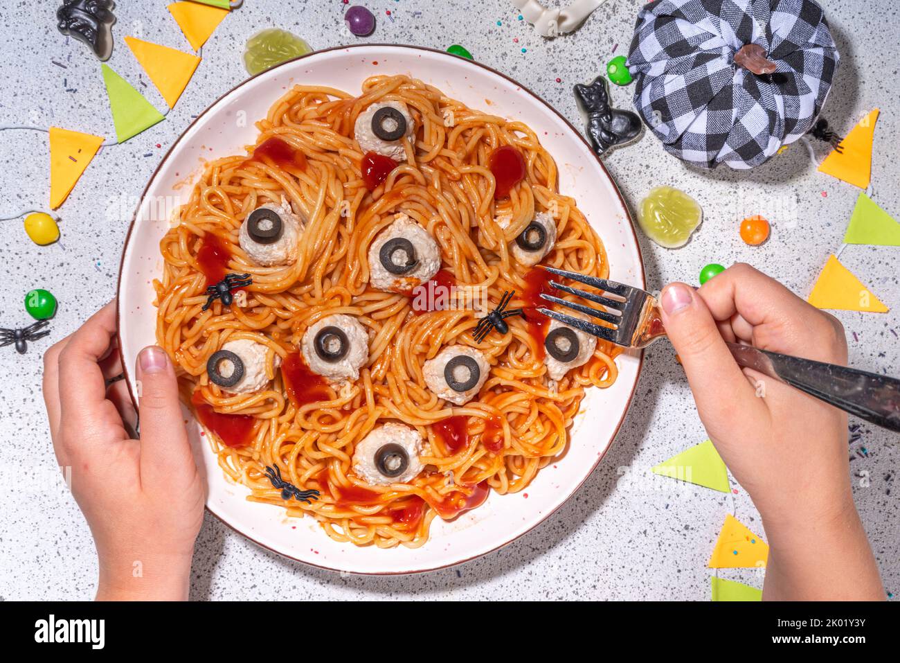 Gruselige lustige Pasta Spaghetti für Halloween Party Dinner. Spaghetti mit Tomatensauce und 