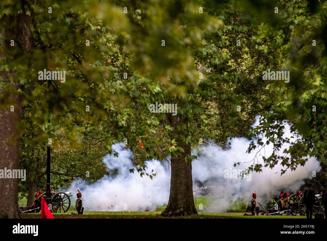 Ein von der Königstruppe Royal Horse Artillery zu Ehren der verstorbenen Majestät der Königin im Hyde Park Palace, London, Großbritannien, 9.. September 2022 abgefeuert 96 Kanonengruß auf den Hyde Park (Foto: Ben Whitley/News Images) Stockfoto