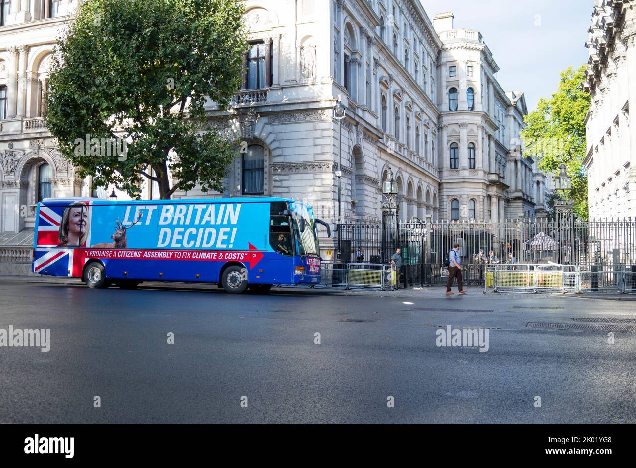 Ein Schwindel-Bus von Extinction Rebellion mit dem Aussehen eines Liz Truss-Kampagnenbusses vor der Downing Street. Lasst Großbritannien entscheiden, die Versammlung der Briten Stockfoto