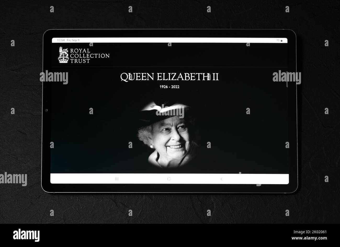 Kiew, Ukraine - 09. September 2022: Tablet-PC mit Nachrichten: Königin Elizabeth II., die älteste Monarchin Großbritanniens, ist im Alter von 96 Jahren nach rei in Balmoral gestorben Stockfoto