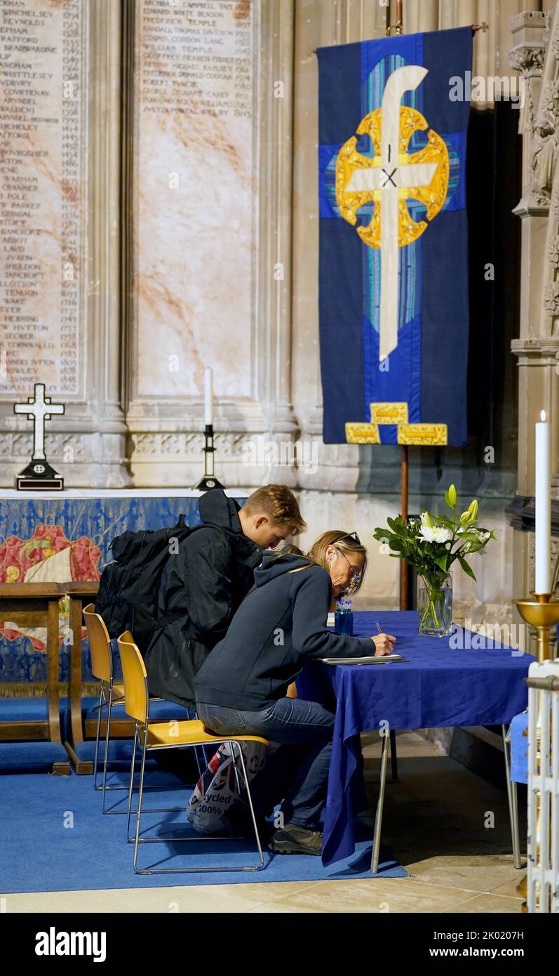 Trauernde unterzeichnen das Kondolenzbuch in der Kathedrale von Canterbury in Kent nach dem Tod von Königin Elizabeth II. Am Donnerstag. Bilddatum: Freitag, 9. September 2022. Stockfoto