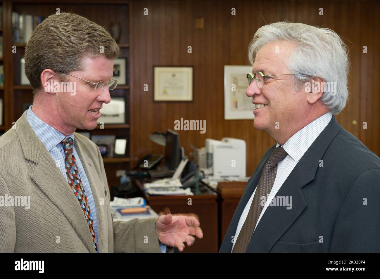 Sekretär Shaun Donovan mit Unterstaatssekretär der Vereinten Nationen und Exekutivdirektor des Programms für menschliche Siedlungen (UN-Habitat), Dr. Joan Clos, und seinen Mitarbeitern. Stockfoto