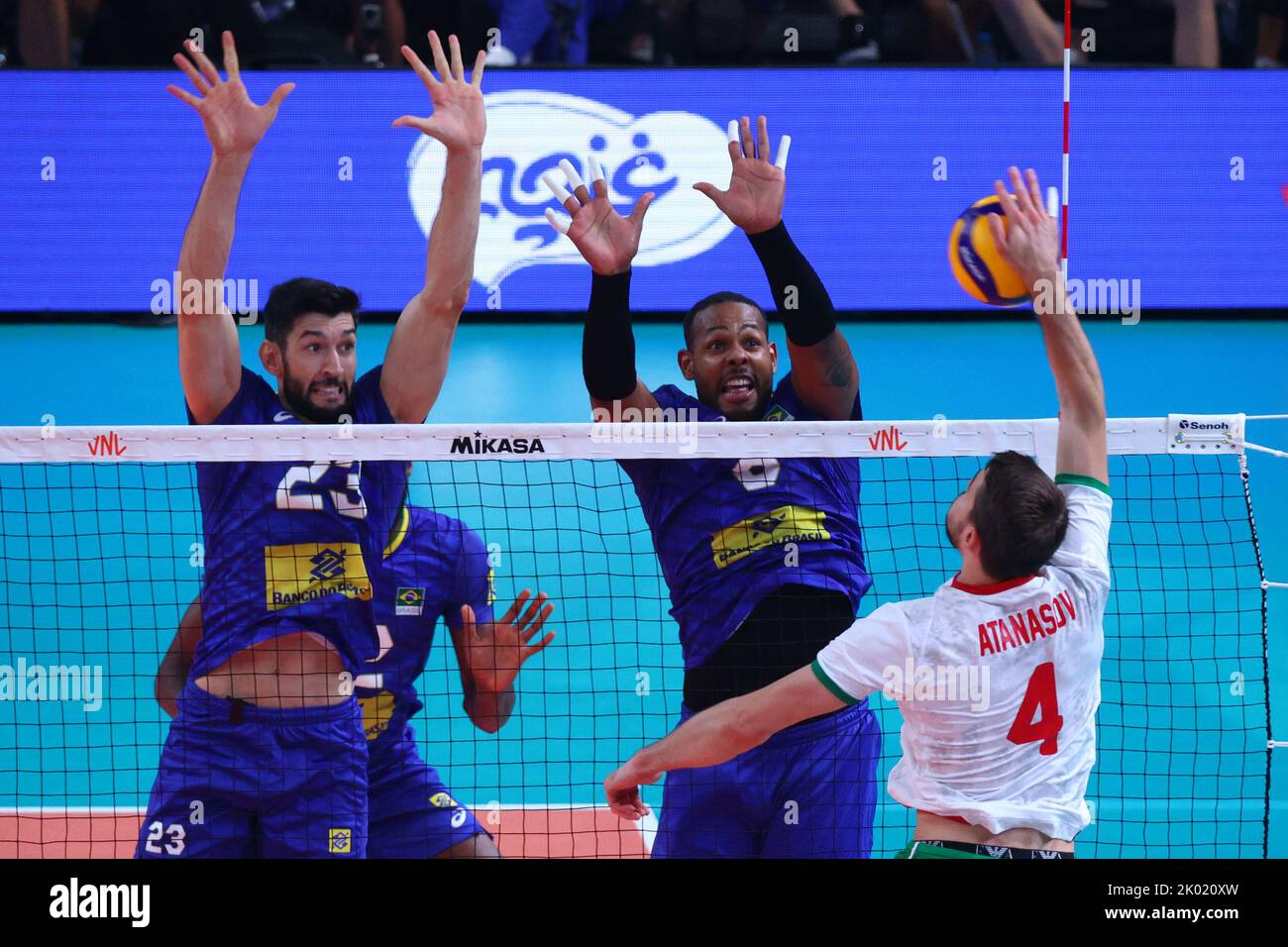 Sofia, Bulgarien - 4. Juli 2022: Teams aus Bulgarien und Brasilien werden während eines Gruppenspiel der Volleyball-Weltmeisterschaft in Aktion gesehen. Stockfoto