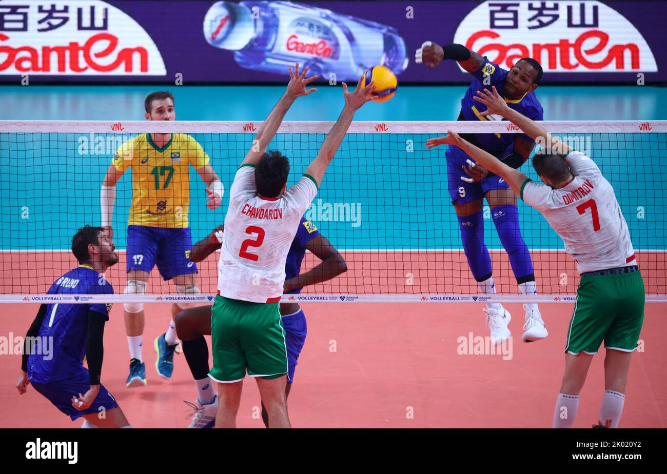 Sofia, Bulgarien - 4. Juli 2022: Teams aus Bulgarien und Brasilien werden während eines Gruppenspiel der Volleyball-Weltmeisterschaft in Aktion gesehen. Stockfoto