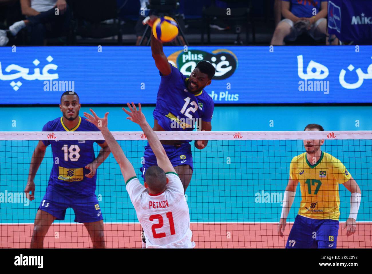 Sofia, Bulgarien - 4. Juli 2022: Teams aus Bulgarien und Brasilien werden während eines Gruppenspiel der Volleyball-Weltmeisterschaft in Aktion gesehen. Stockfoto