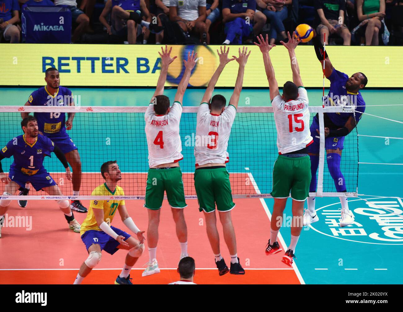 Sofia, Bulgarien - 4. Juli 2022: Teams aus Bulgarien und Brasilien werden während eines Gruppenspiel der Volleyball-Weltmeisterschaft in Aktion gesehen. Stockfoto