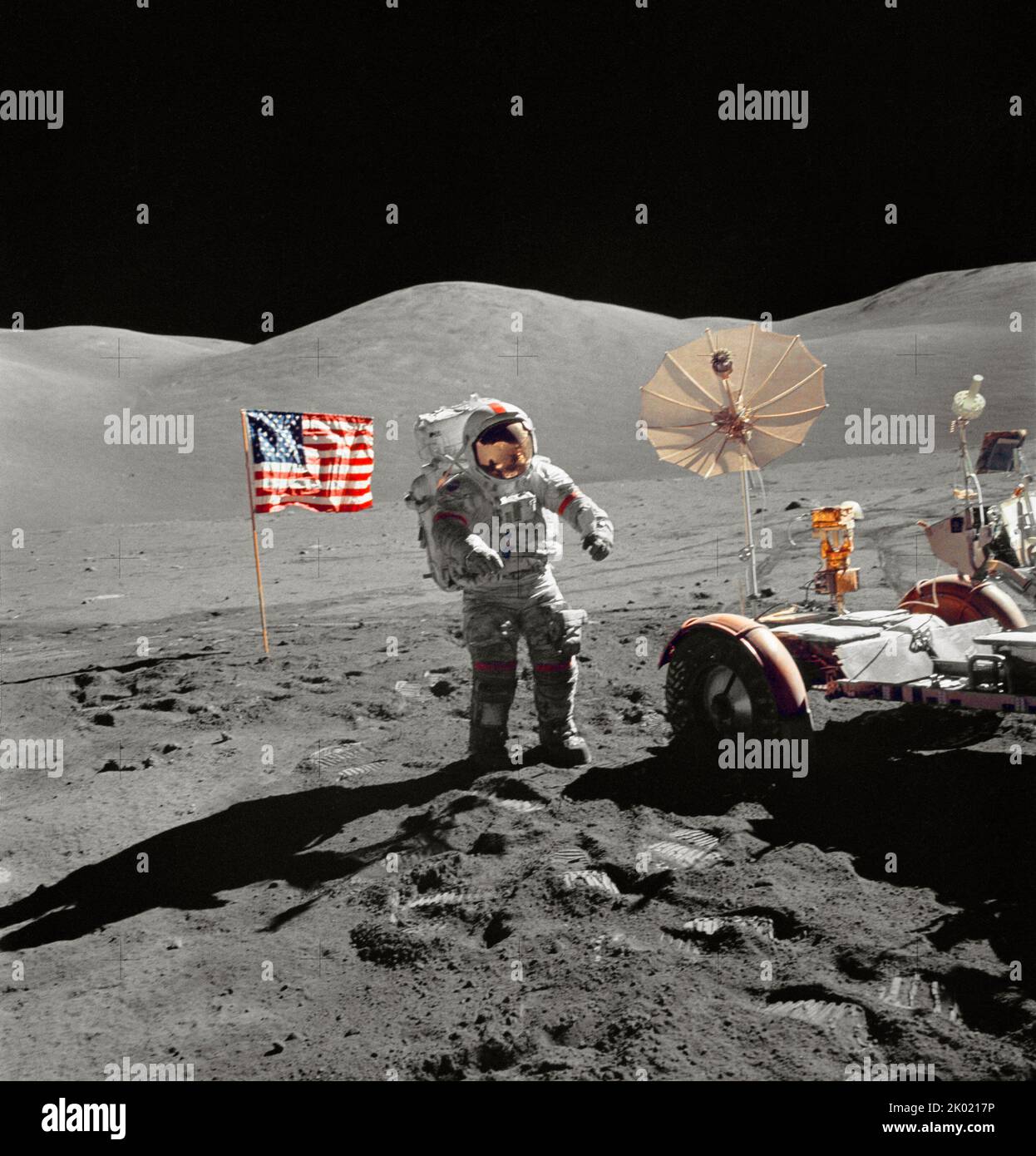 Astronaut Eugene A. Cernan, geht während der extravakulären Aktivität auf dem Taurus-Littrow-Landeplatz des sechsten an der NASA in Richtung des Lunar Roving Vehicle Stockfoto