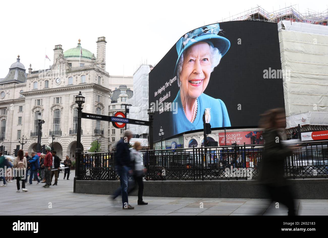 London, Großbritannien. 8. September 2022. Am Tag nach dem Tod des britischen Monarchen ist im Piccadilly Circus im Zentrum von London ein riesiges Bild von Queen Elizabeth II zu sehen. Quelle: James Boardman/Alamy Live News Stockfoto