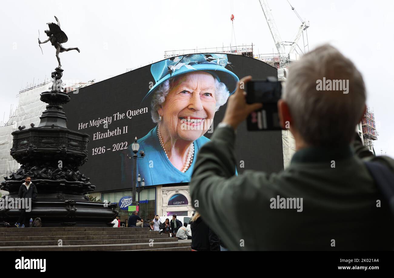 London, Großbritannien. 8. September 2022. Am Tag nach dem Tod des britischen Monarchen ist im Piccadilly Circus im Zentrum von London ein riesiges Bild von Queen Elizabeth II zu sehen. Quelle: James Boardman/Alamy Live News Stockfoto