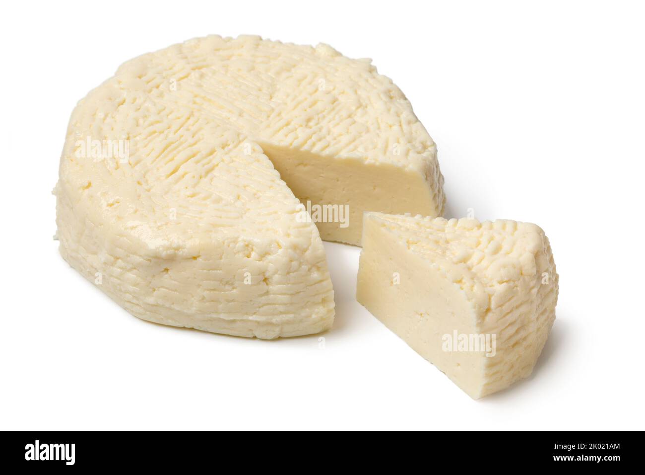 Stück des traditionellen kroatischen hausgemachten weißen Käse aus gekochter Milch, Kuhani sirevi, isoliert auf weißem Hintergrund Stockfoto