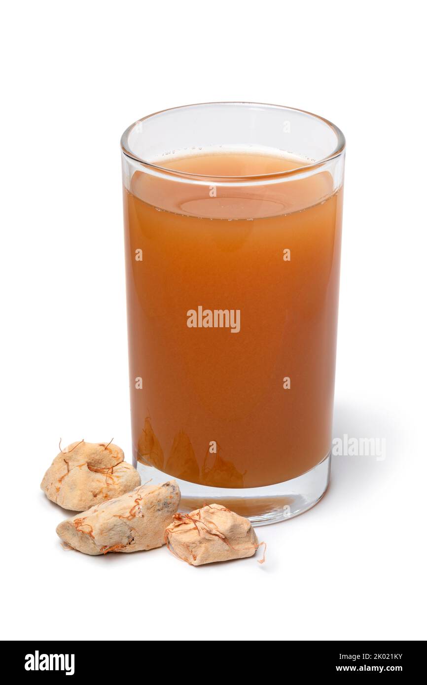 Glas mit kaltem Baobab-Getränk aus der Nähe isoliert auf weißem Hintergrund Stockfoto