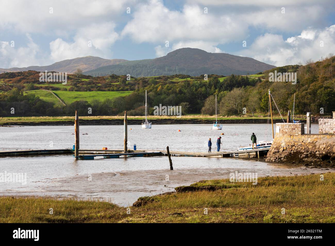 Anlegestelle auf Urr Wasser mit Bergkulisse, Kippford, Dalbeattie, Dumfries und Galloway, Schottland, Vereinigtes Königreich, Europa Stockfoto