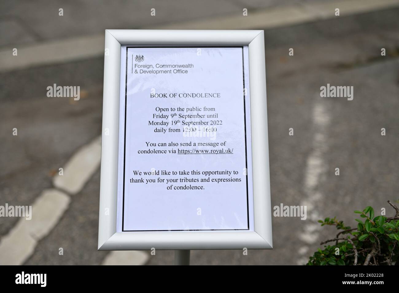 Wien, Österreich. 09. September 2022. Trauer nach dem Tod von Königin Elizabeth II. Vor der britischen Botschaft in Wien. Stockfoto