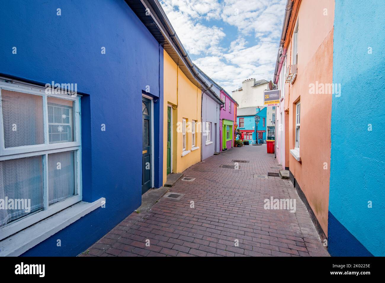 Bunt bemalte Immobilien in Kinsale, einem historischen Hafen- und Fischerort, etwa 25 km südlich von Cork City an der Südostküste Irlands. Stockfoto