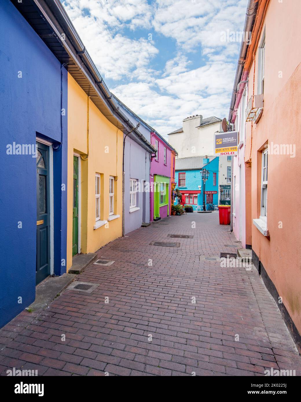 Bunt bemalte Immobilien in Kinsale, einem historischen Hafen- und Fischerort, etwa 25 km südlich von Cork City an der Südostküste Irlands. Stockfoto