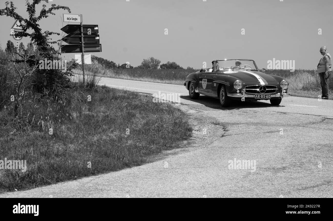URBINO - ITALIEN - JUN 16 - 2022 : MERCEDES-BENZ 190 SL 1957 auf einem alten Rennwagen bei der Rallye Mille Miglia 2022 das berühmte historische Rennen italiens (1927-19 Stockfoto