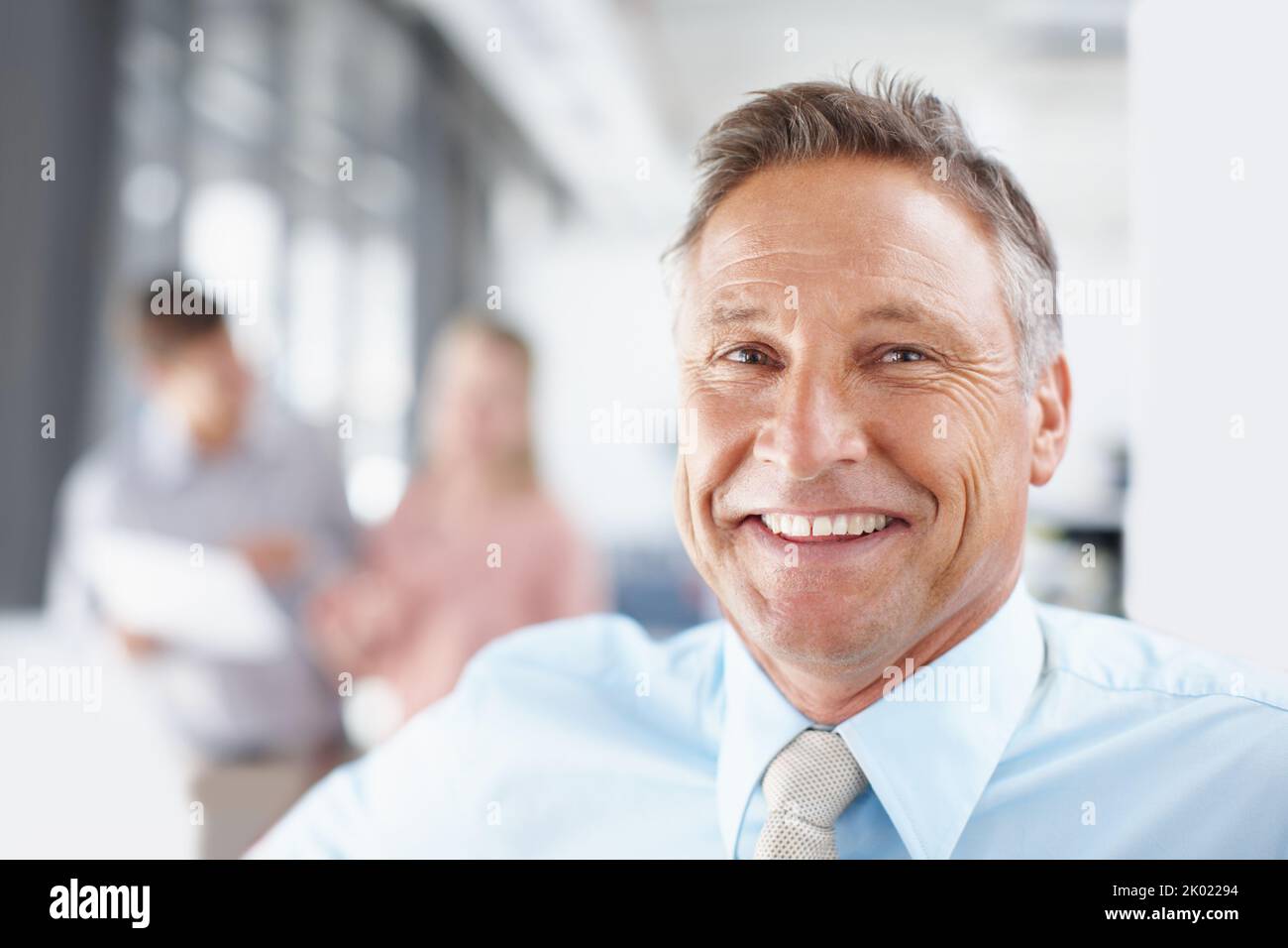 Seine Haltung hat ihm viele Erfolge gebracht. Porträt eines leitenden Geschäftsführers, der fröhlich im Büro lacht - Copyspace. Stockfoto