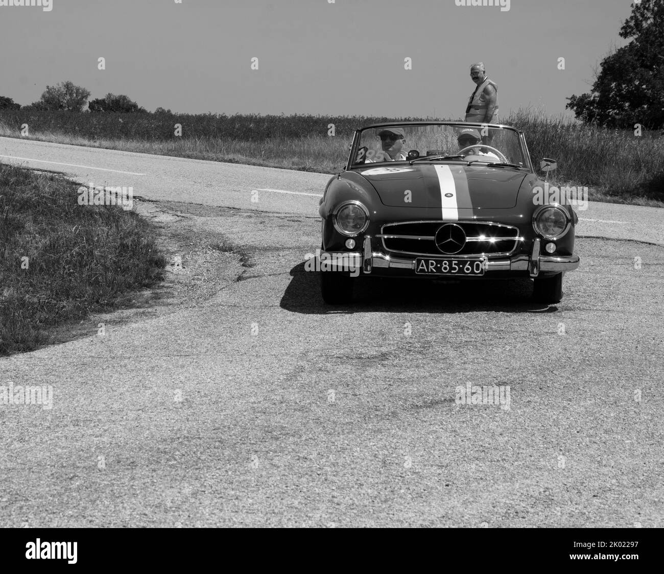 URBINO - ITALIEN - JUN 16 - 2022 : MERCEDES-BENZ 190 SL 1957 auf einem alten Rennwagen bei der Rallye Mille Miglia 2022 das berühmte historische Rennen italiens (1927-19 Stockfoto