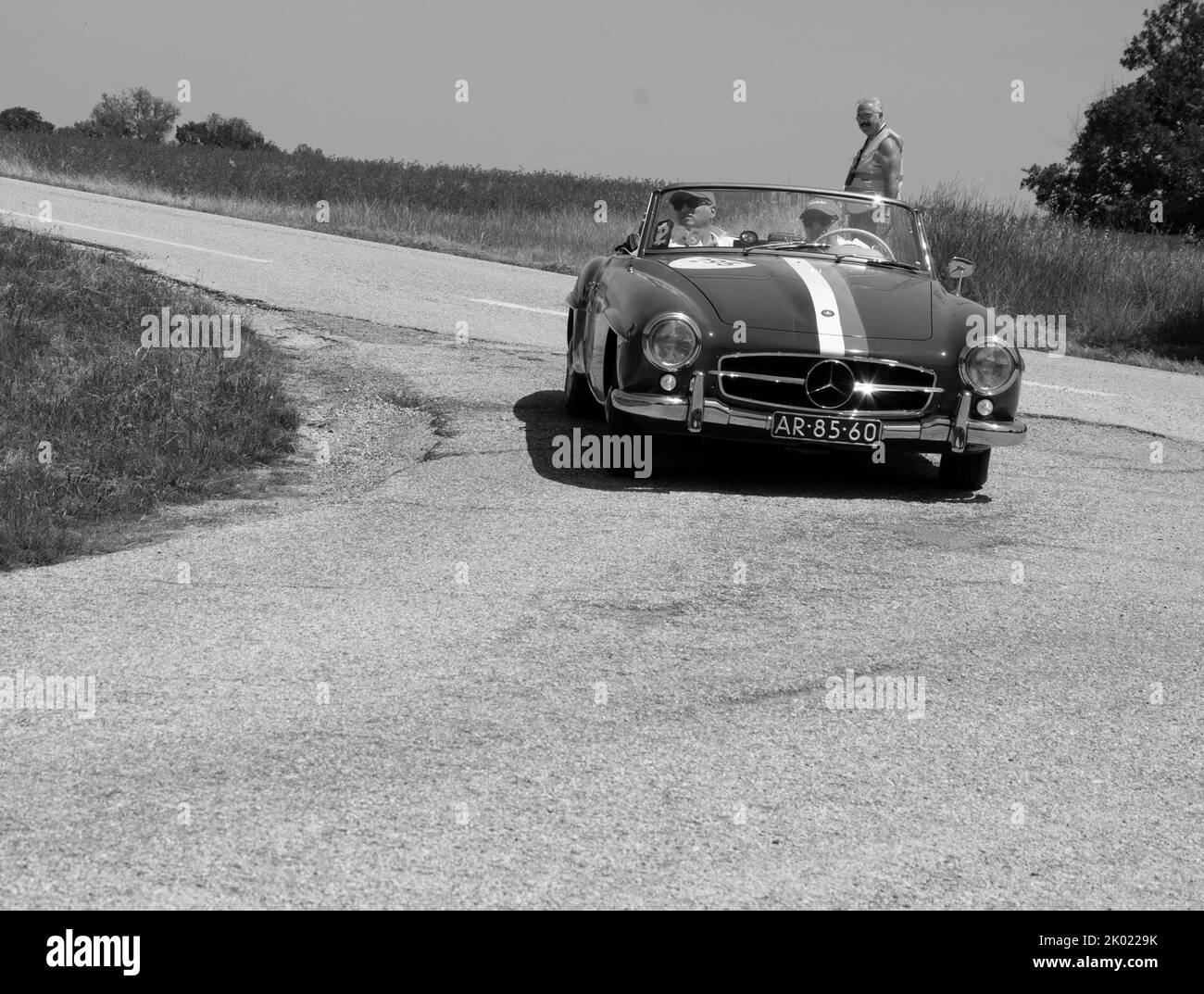 URBINO - ITALIEN - JUN 16 - 2022 : MERCEDES-BENZ 190 SL 1957 auf einem alten Rennwagen bei der Rallye Mille Miglia 2022 das berühmte historische Rennen italiens (1927-19 Stockfoto