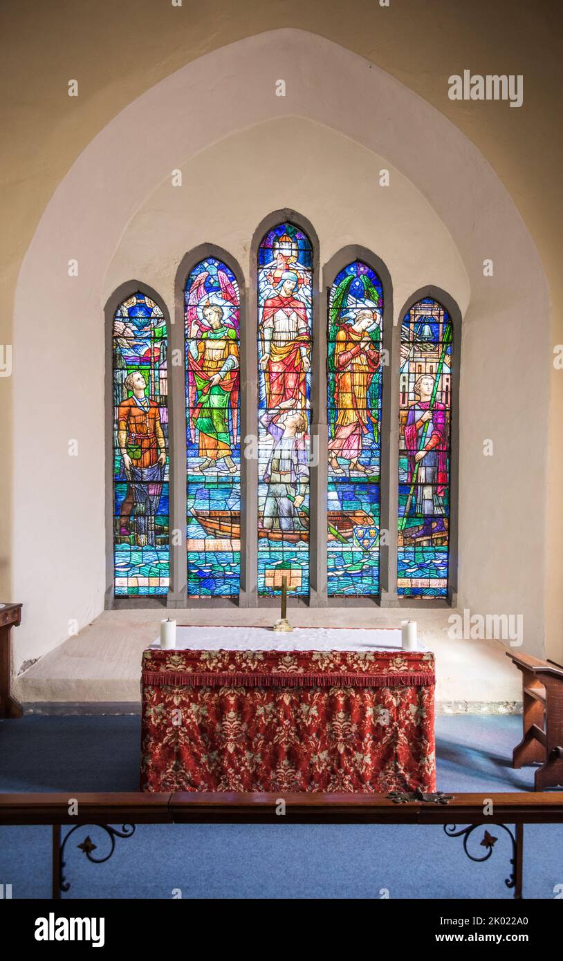 Schönes Buntglasfenster in der St. Mullose Kirche in Kinsale, Co Cork, Irland. Stockfoto