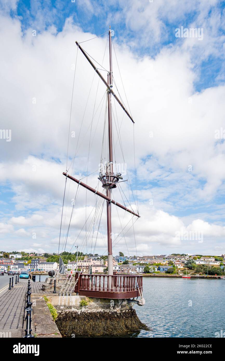 Nachbau-Mast aus einer spanischen Galeone mit Blick auf den Hafen von Kinsale.errichtet 2001 zum Gedenken an den 400.. Jahrestag der Schlacht von Kinsale (1601). Stockfoto