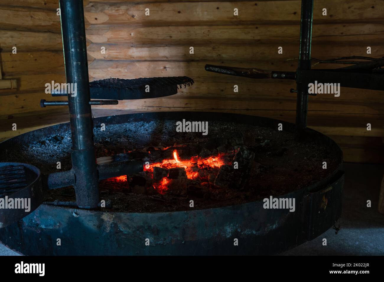 Glühender Ember in der Mitte der Feuerstelle Stockfoto