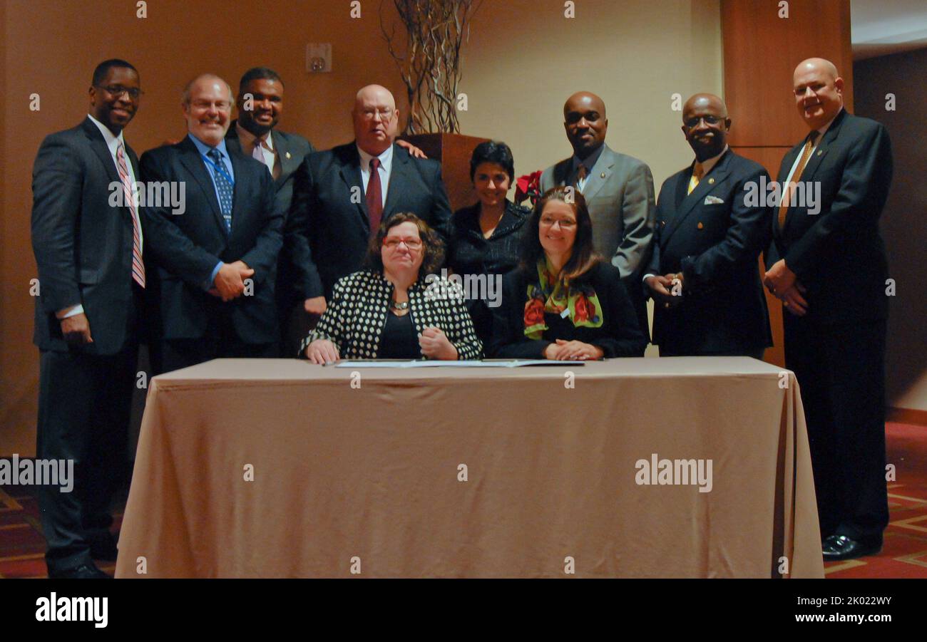 Obdachlose Veterans Service Agreement unterzeichnet, mit HUD Office of Field Policy and Management Director Patricia Hoban-Moore und US-Interagency Council on Homelessness Executive Director Barbara Poppe leitet das Verfahren. Stockfoto