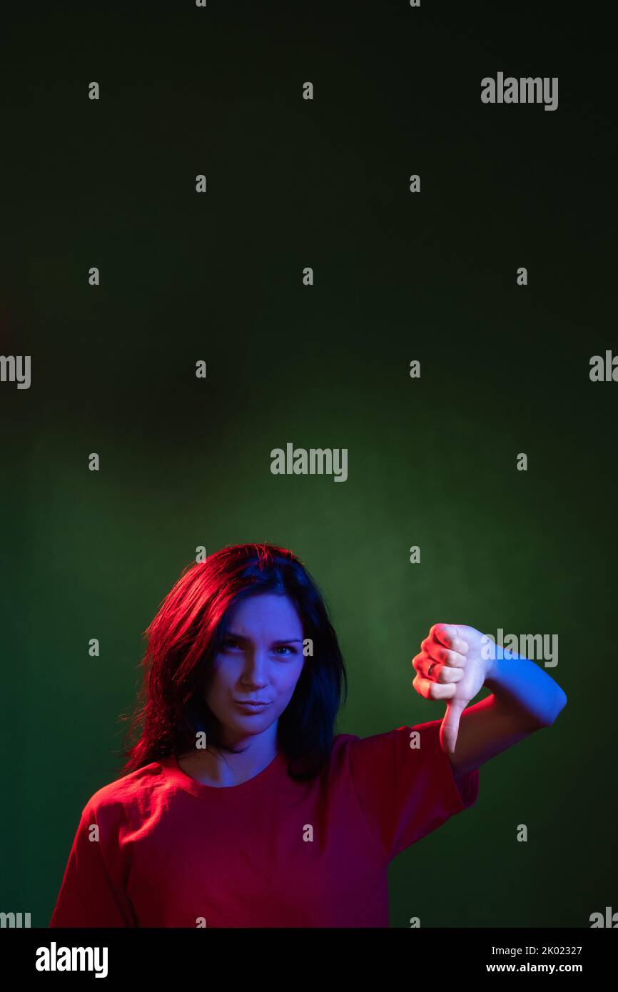 Keine Geste schlechte Idee enttäuschte Frau dunkel Stockfoto