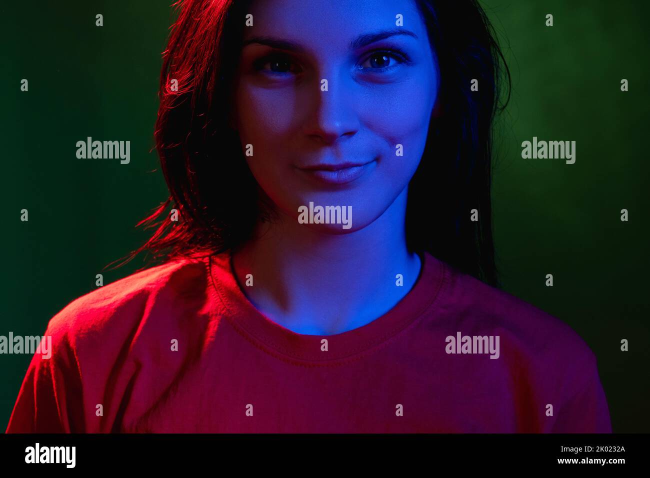 Neonlicht Porträt weiblich rechts positive Haltung Stockfoto