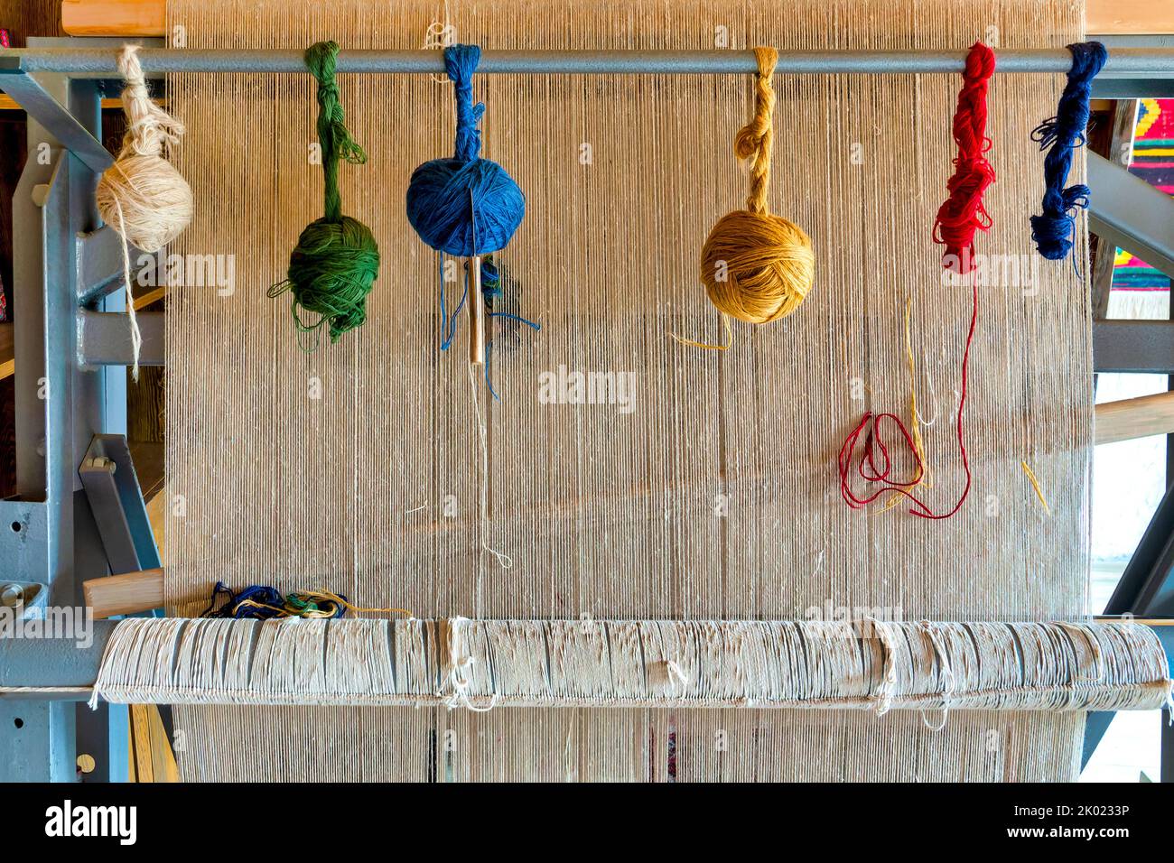 Vertikaler Webstuhl für die traditionelle Teppichweberei in Lahic, Aserbaidschan Stockfoto