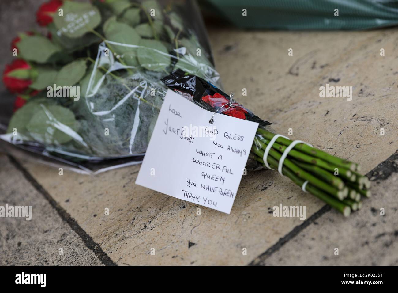 Salisbury , Großbritannien, 9.. September 2022, Bürgermeister von Salisbury, Cllr Tom Corbin legt Blumen in Salisbury Guildhall nach dem Tod Ihrer Majestät Königin Elizabeth II Freitag, 9.. September 2022. Stockfoto