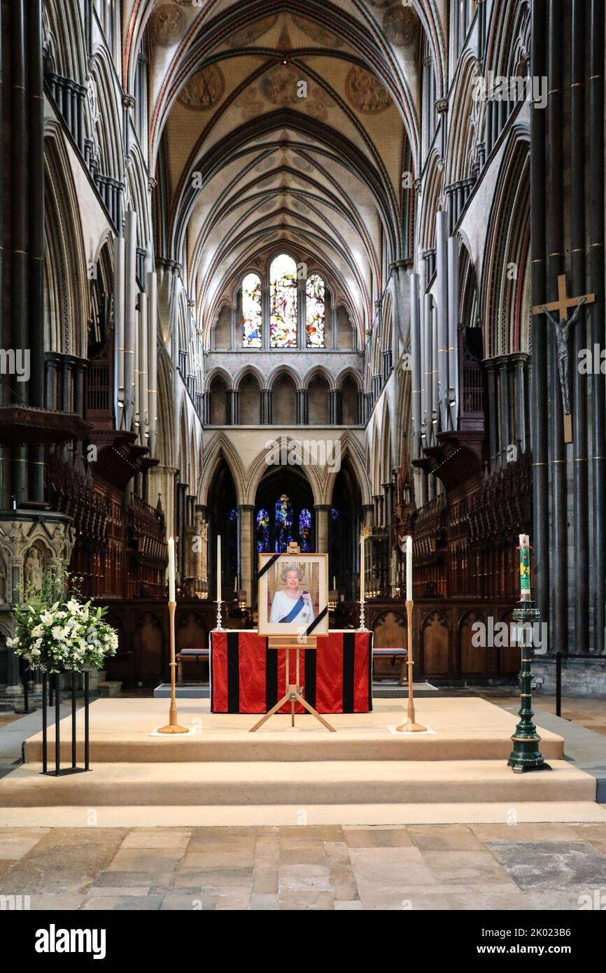 Salisbury , Großbritannien, 9.. September 2022, nach dem Tod Ihrer Majestät Königin Elizabeth II., zollen Mitglieder der öffentlichen Kirche in der Kathedrale von Salisbury ihren Respekt Die Wiltshire Cathedral ist für Mitglieder der Öffentlichkeit zum Gebet und zum Kerzenschein geöffnet. Freitag, 9.. September 2022. Stockfoto