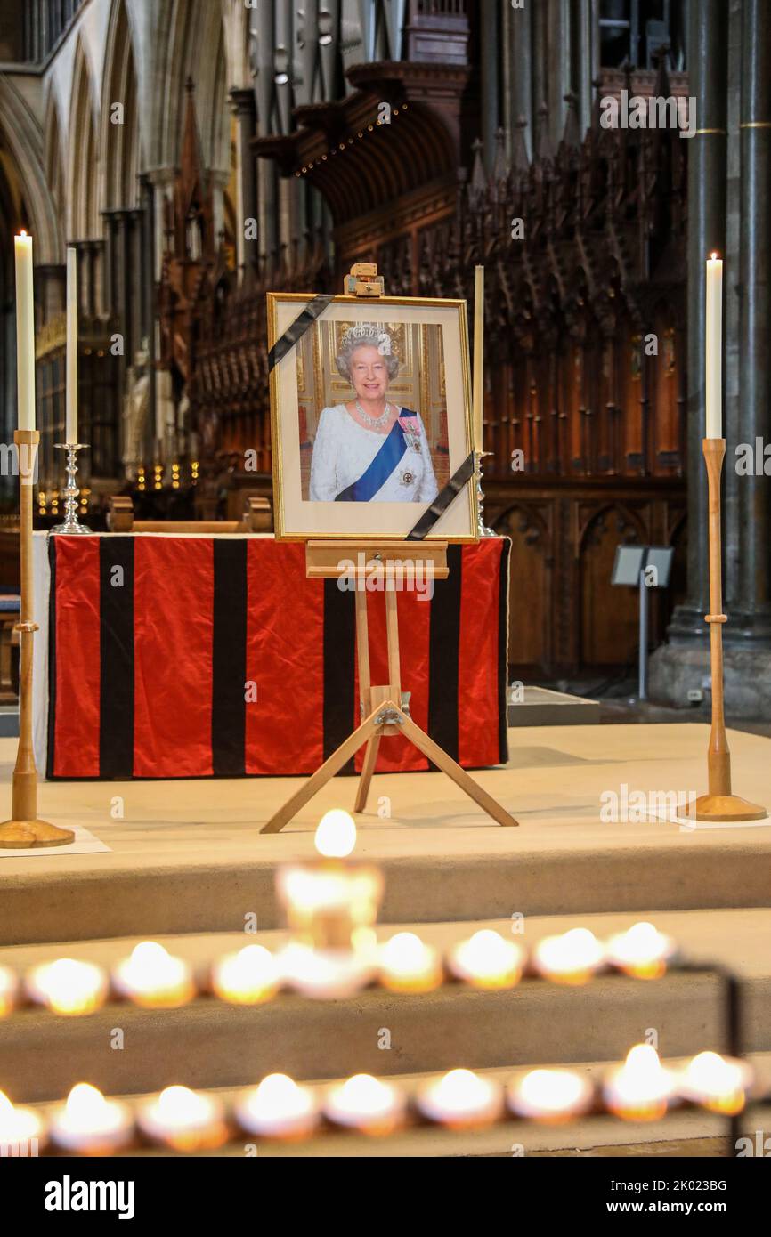 Salisbury , Großbritannien, 9.. September 2022, nach dem Tod Ihrer Majestät Königin Elizabeth II., zollen Mitglieder der öffentlichen Kirche in der Kathedrale von Salisbury ihren Respekt Die Wiltshire Cathedral ist für Mitglieder der Öffentlichkeit zum Gebet und zum Kerzenschein geöffnet. Freitag, 9.. September 2022. Stockfoto