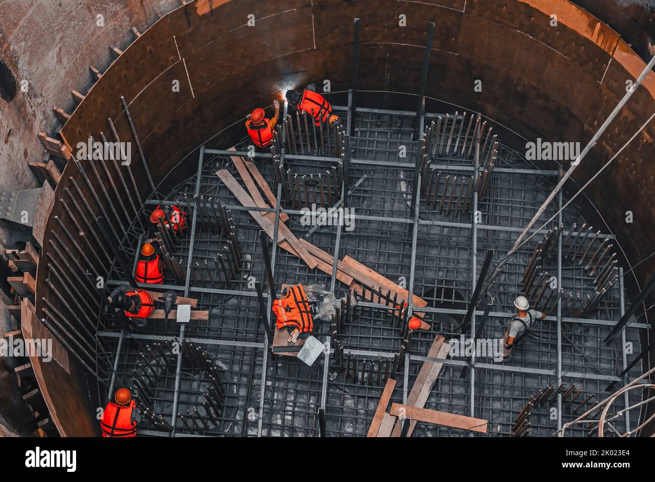 Tatarstan, Russland. 26. August 2022. Bau einer Brückenstütze in der Aushöhlung mitten im Fluss. Arbeiter am Boden der Ausgrabung, Blick von oben. Stockfoto