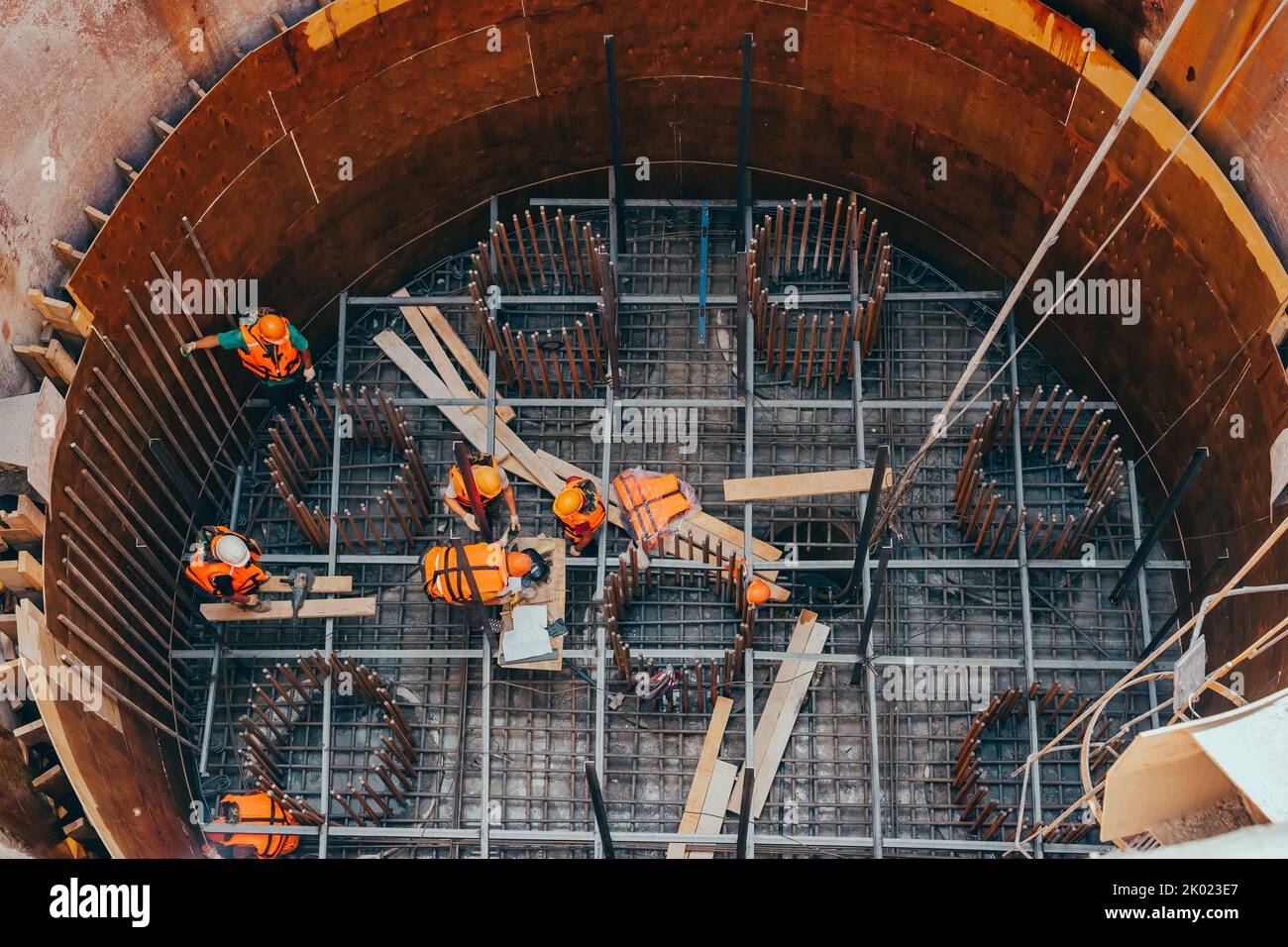 Tatarstan, Russland. 26. August 2022. Bau einer Brückenstütze in der Aushöhlung mitten im Fluss. Arbeiter am Boden der Ausgrabung, Blick von oben. Stockfoto