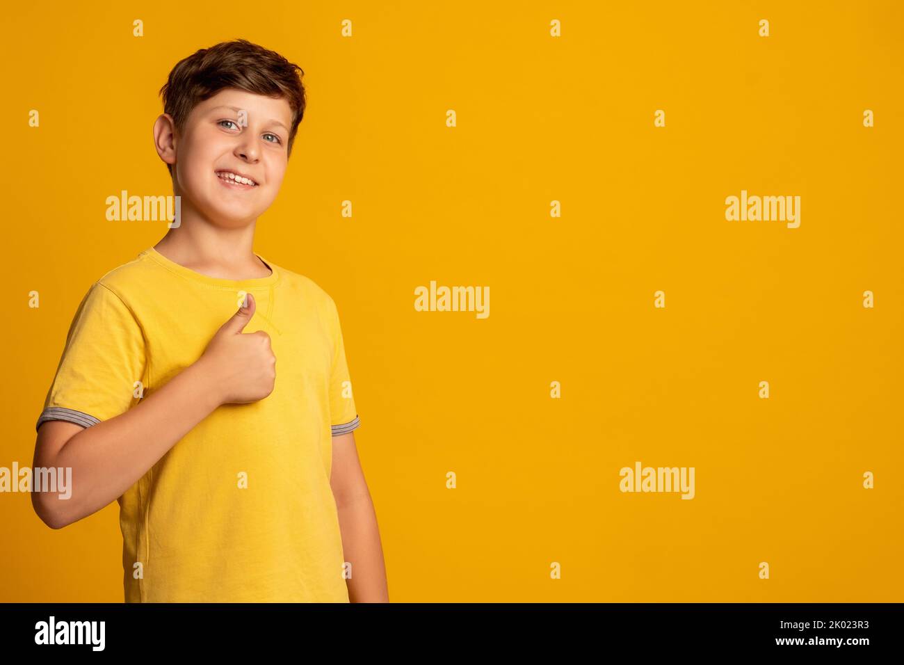 Wie Geste glücklich Kind perfekte Wahl Junge orange Stockfoto