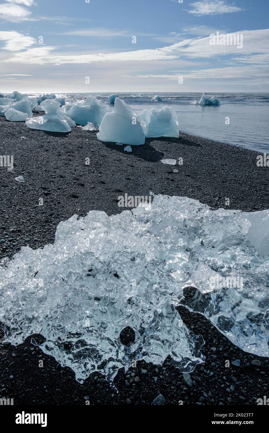 Eisblöcke von der Gletscherlagune Jokulsarlon, die am Diamond Beach in Island aufgespült wurde Stockfoto