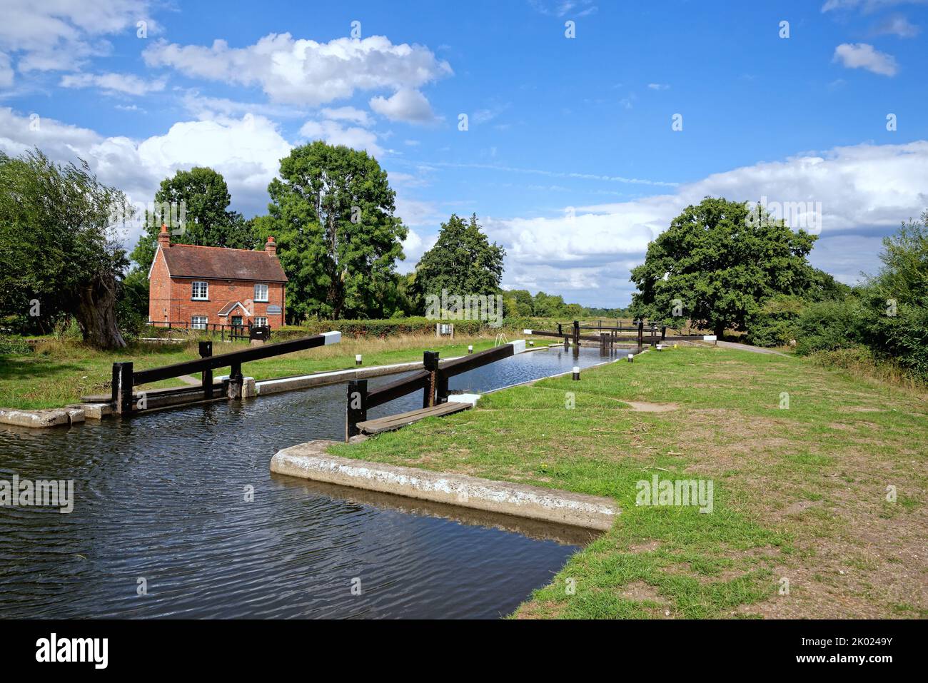 Der River Wey Navigationskanal bei Papercourt Lock, Ripley an einem sonnigen Sommertag in Surrey England Stockfoto