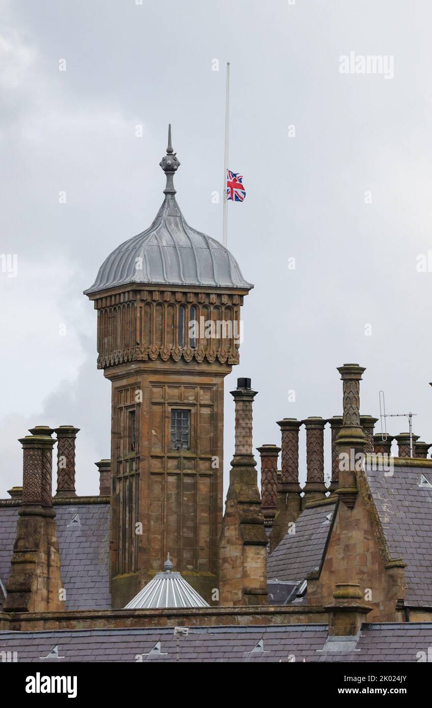 Lurgan, County Armagh, Nordirland, Großbritannien. 09. September 2022. Nordirland trauert um Ihre Majestät Königin Elizabeth II. Der Union Jack fliegt halbmast über Brownlow House (das Grundstück gehört der loyalen Orange District Lodge von Lurgan), während die Öffentlichkeit den Verlust unseres gestern verstorbenen Monarchen betrauert. Kredit: CAZIMB/Alamy Live Nachrichten. Stockfoto