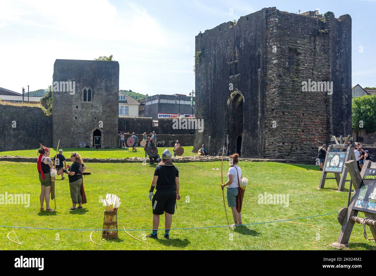 Bogenschießen und Schwertkampf im Caerphilly Castle, Caerphilly (Caerffili), Caerphilly County Borough, Wales (Cymru), Großbritannien Stockfoto