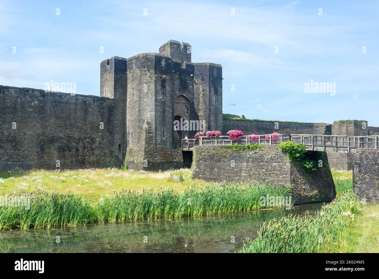 Hauptgaude und Burggraben, Caerphilly Castle, Caerphilly (Caerffili), Caerphilly County Borough, Wales (Cymru), Vereinigtes Königreich Stockfoto