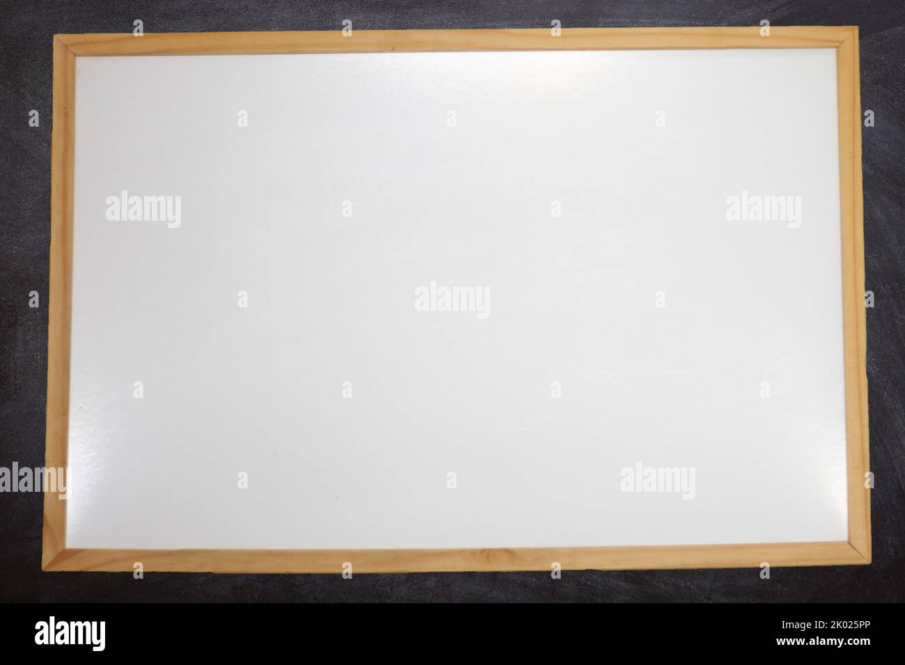 Realistische Tafel für die Schule mit schwarzem Kreidetafel-Hintergrund aus Kreide Stockfoto