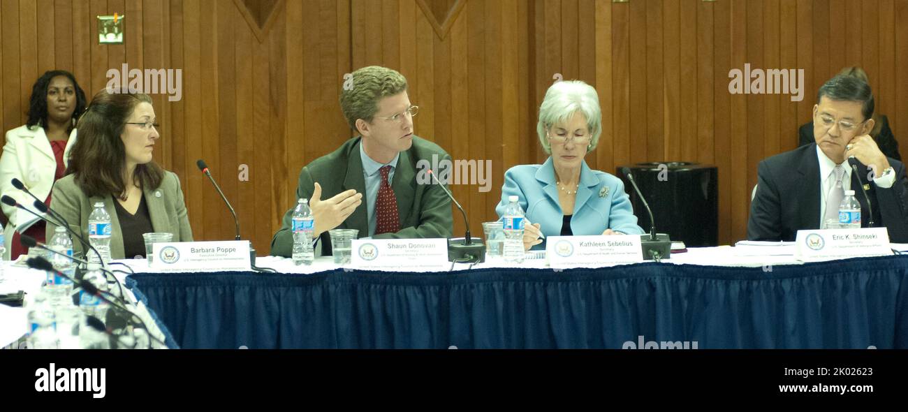 Roundtable des US Interagency Council on Homelessnesses (USICH) zum Thema Obdachlosigkeit unter Veteranen des Militärs, mit HUD-Sekretärin Shaun Donovan, Veterans Affairs Secretary Eric Shinseki, Gesundheits- und Human Services Secretary Kathleen Sebelius und USICH-Geschäftsführerin Barbara Poppe unter den Teilnehmern. Stockfoto