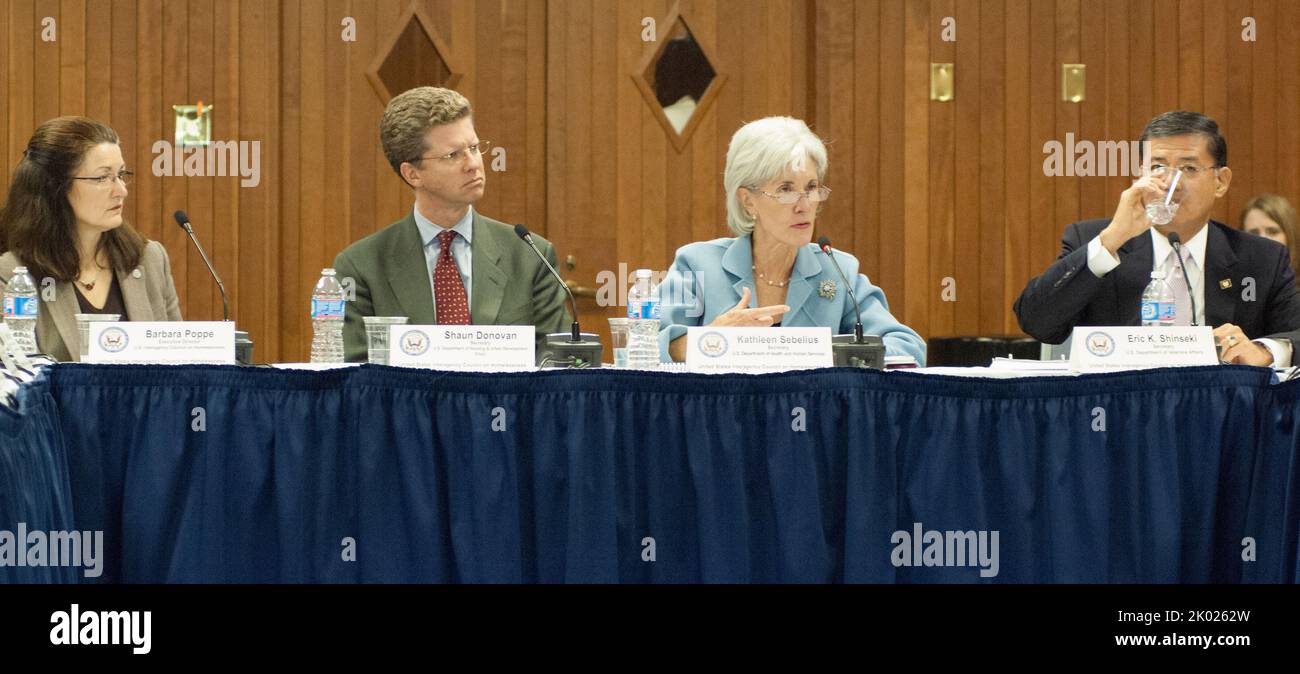 Roundtable des US Interagency Council on Homelessnesses (USICH) zum Thema Obdachlosigkeit unter Veteranen des Militärs, mit HUD-Sekretärin Shaun Donovan, Veterans Affairs Secretary Eric Shinseki, Gesundheits- und Human Services Secretary Kathleen Sebelius und USICH-Geschäftsführerin Barbara Poppe unter den Teilnehmern. Stockfoto