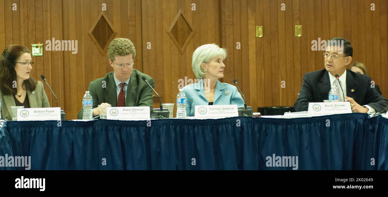 Roundtable des US Interagency Council on Homelessnesses (USICH) zum Thema Obdachlosigkeit unter Veteranen des Militärs, mit HUD-Sekretärin Shaun Donovan, Veterans Affairs Secretary Eric Shinseki, Gesundheits- und Human Services Secretary Kathleen Sebelius und USICH-Geschäftsführerin Barbara Poppe unter den Teilnehmern. Stockfoto