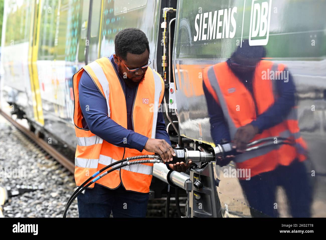 Wegberg, Deutschland. 09. September 2022. Ein Mitarbeiter der Deutschen Bahn betankt einen Zug mit Wasserstoff. Die Deutsche Bahn führt einen ersten Testlauf mit dem Siemens-Wasserstoffzug durch. Der eigentliche Probebetrieb soll erst 2024 beginnen. Quelle: Roberto Pfeil/dpa/Alamy Live News Stockfoto