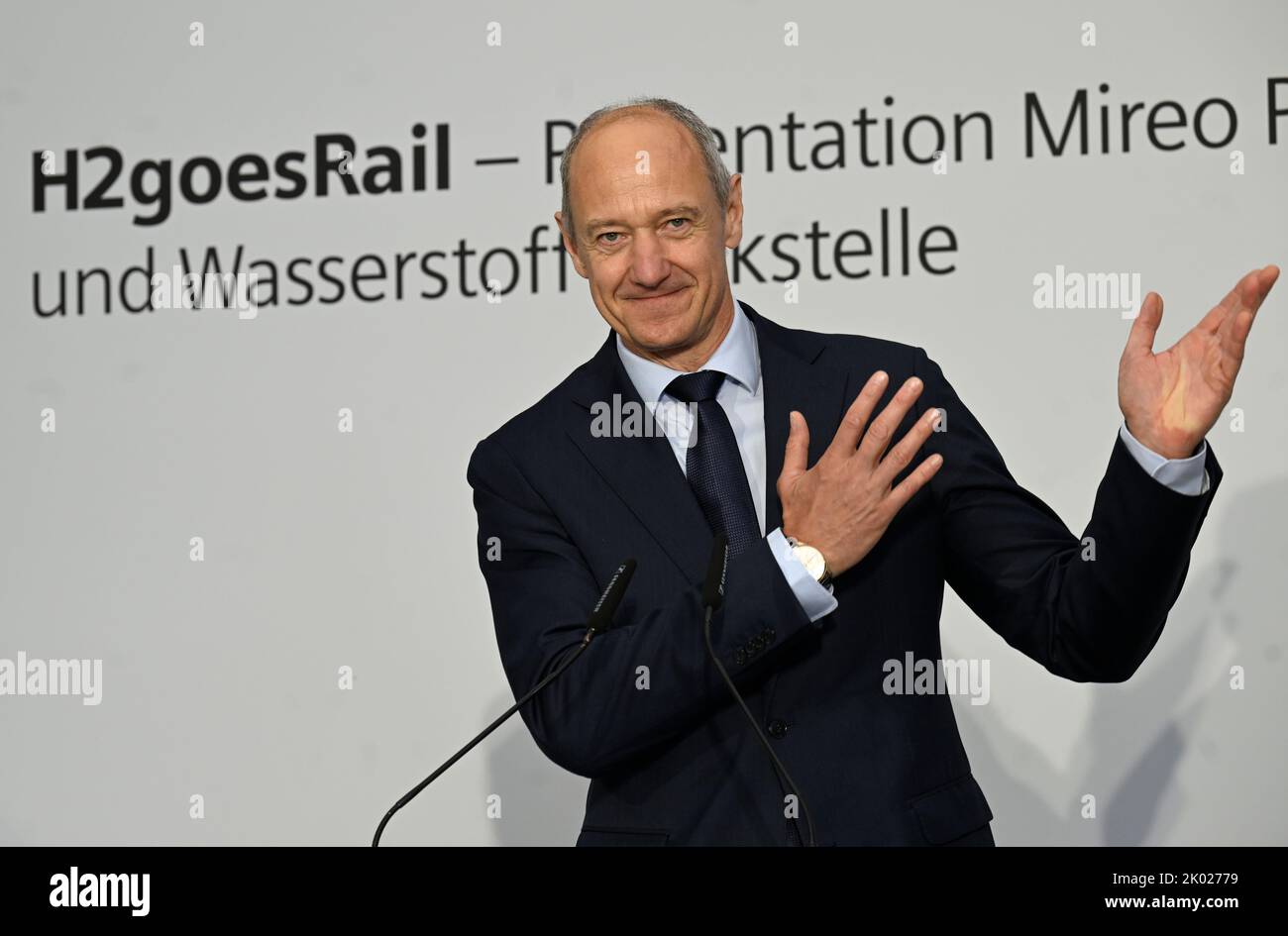 Wegberg, Deutschland. 09. September 2022. Roland Busch, CEO von Siemens, präsentiert der Presse einen neuartigen Wasserstoffzug. Der Zug der Deutschen Bahn wurde mit Wasserstoff betankt. Ein echter Testlauf ist nicht geplant, bis 2024 zu beginnen. Quelle: Roberto Pfeil/dpa/Alamy Live News Stockfoto