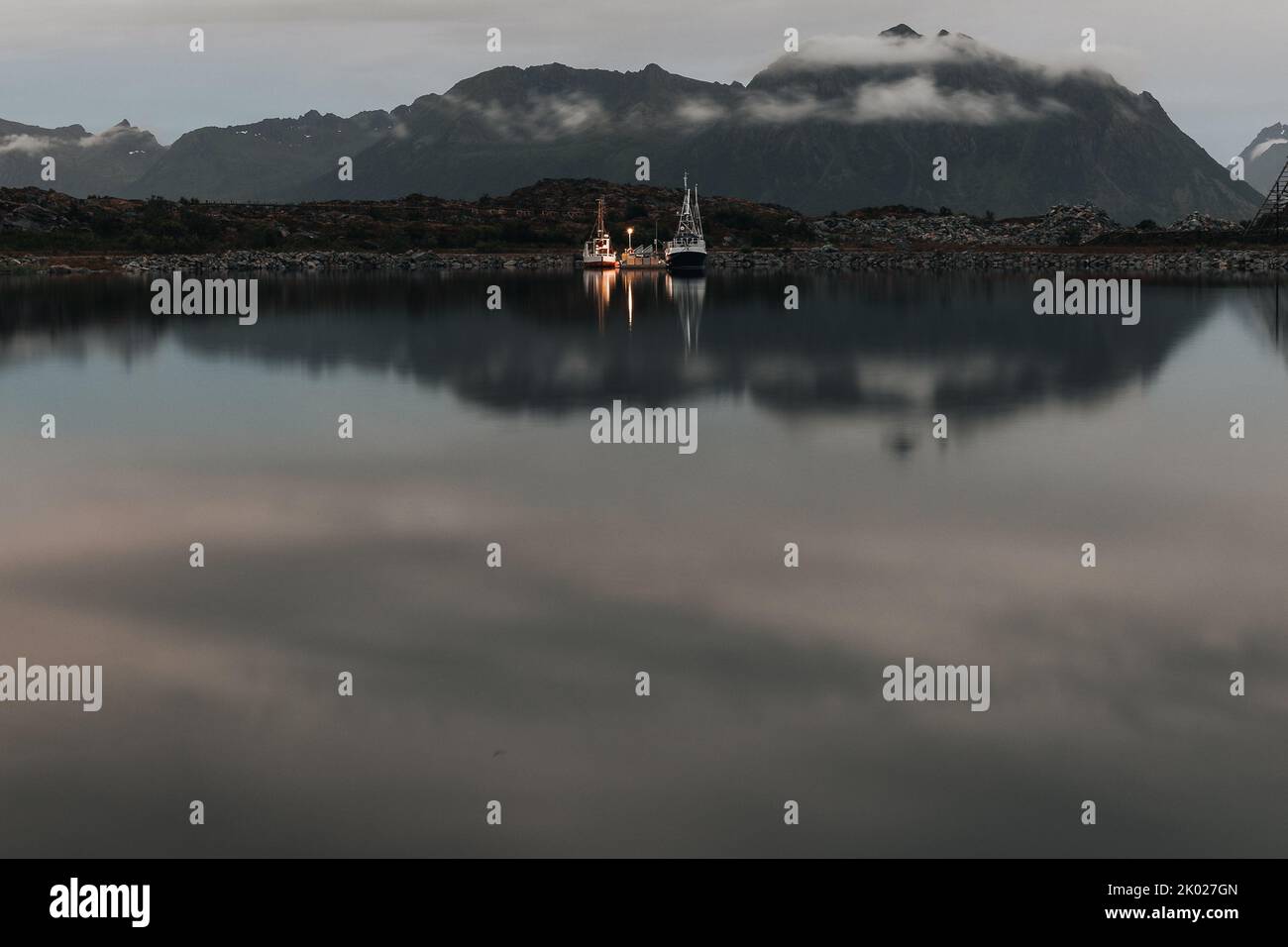 Fischerboote in Lofoten in Norwegen, Ein Mittsommernachtfoto. Stockfoto