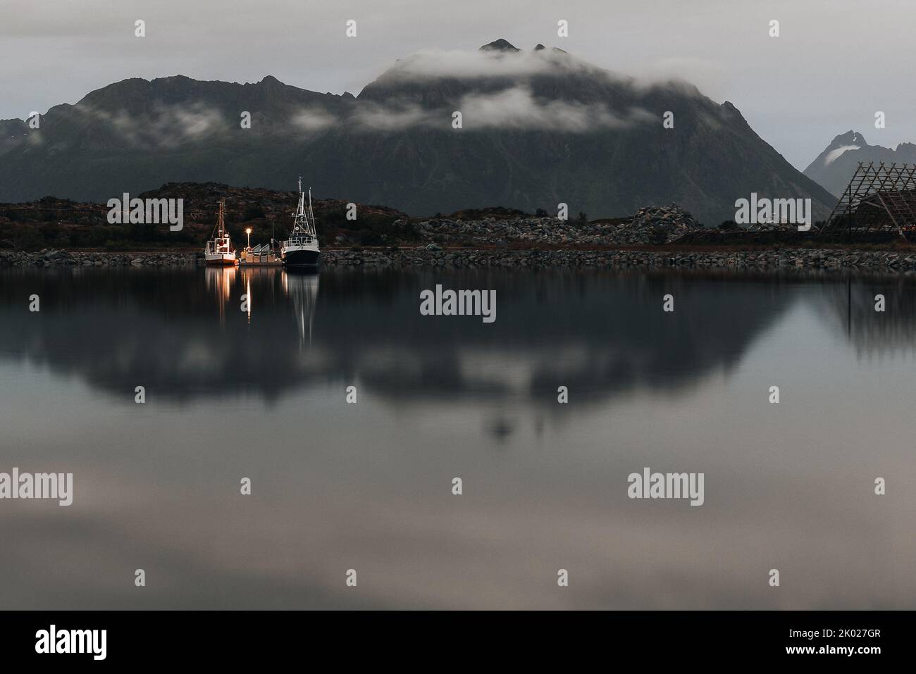 Fischerboote in Lofoten in Norwegen, Ein Mittsommernachtfoto. Stockfoto