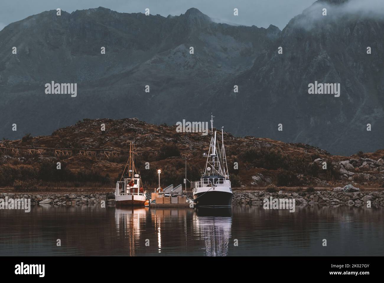 Fischerboote in einer Hochsommernacht in Lofoten in Norwegen Stockfoto